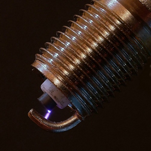 Datei:Spark-plug01.jpeg